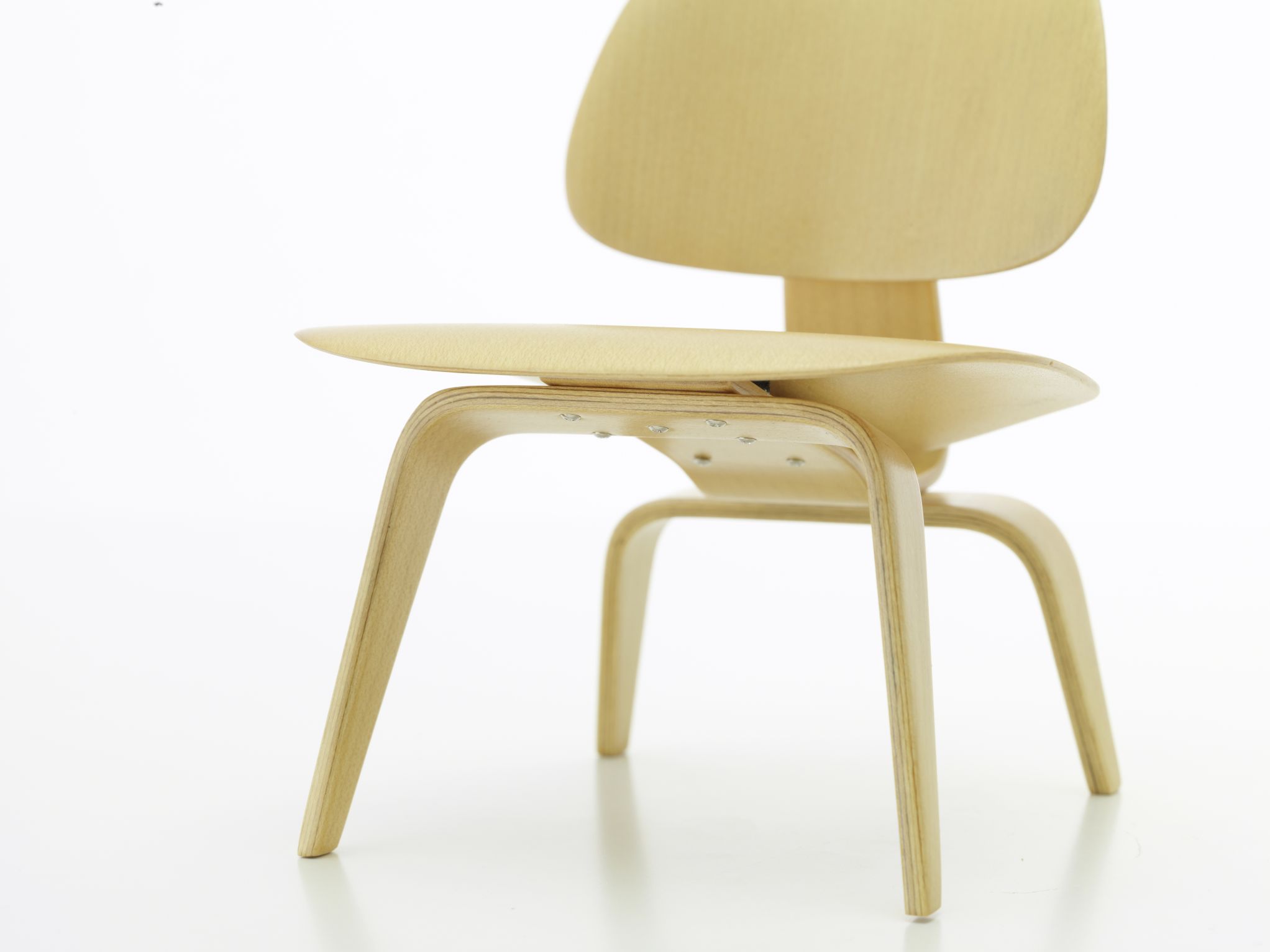 Vitra LCW Stuhl Miniatur aus hellem Holz, Designklassiker für Sammler und Liebhaber.