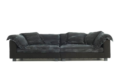 Schwarzes Sofa mit Nebula Nine Kissen von Moroso Diesel, modernes Design für Wohnzimmer und Lounge.