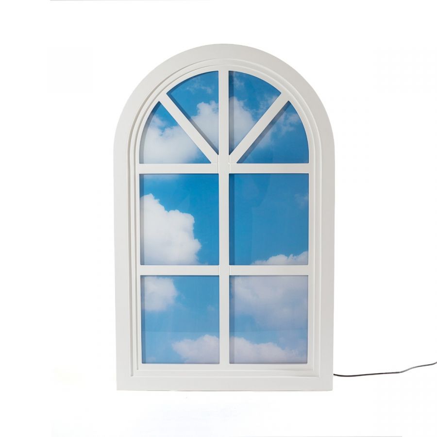 Weiße Grenier Window Leuchte von Seletti mit Blick auf blauen Himmel und Wolken.