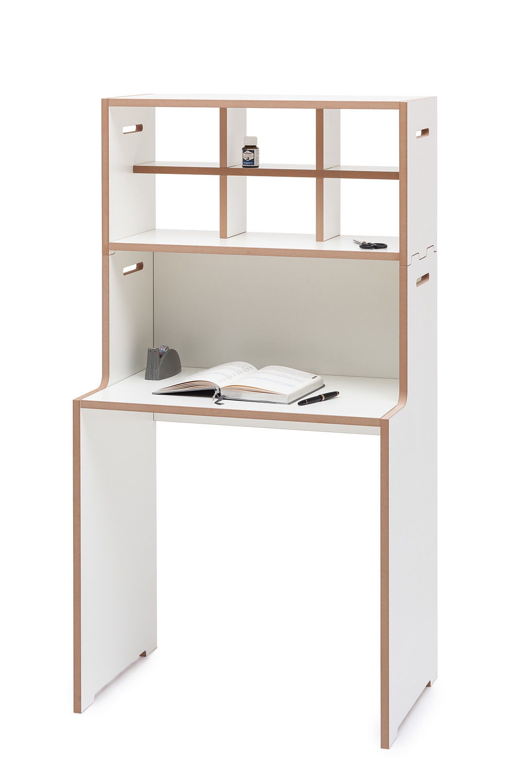 Weißer Tojo Schreibtisch mit Aufsatzregal, Buch, Stift und weiteren Büroartikeln auf der Arbeitsfläche.