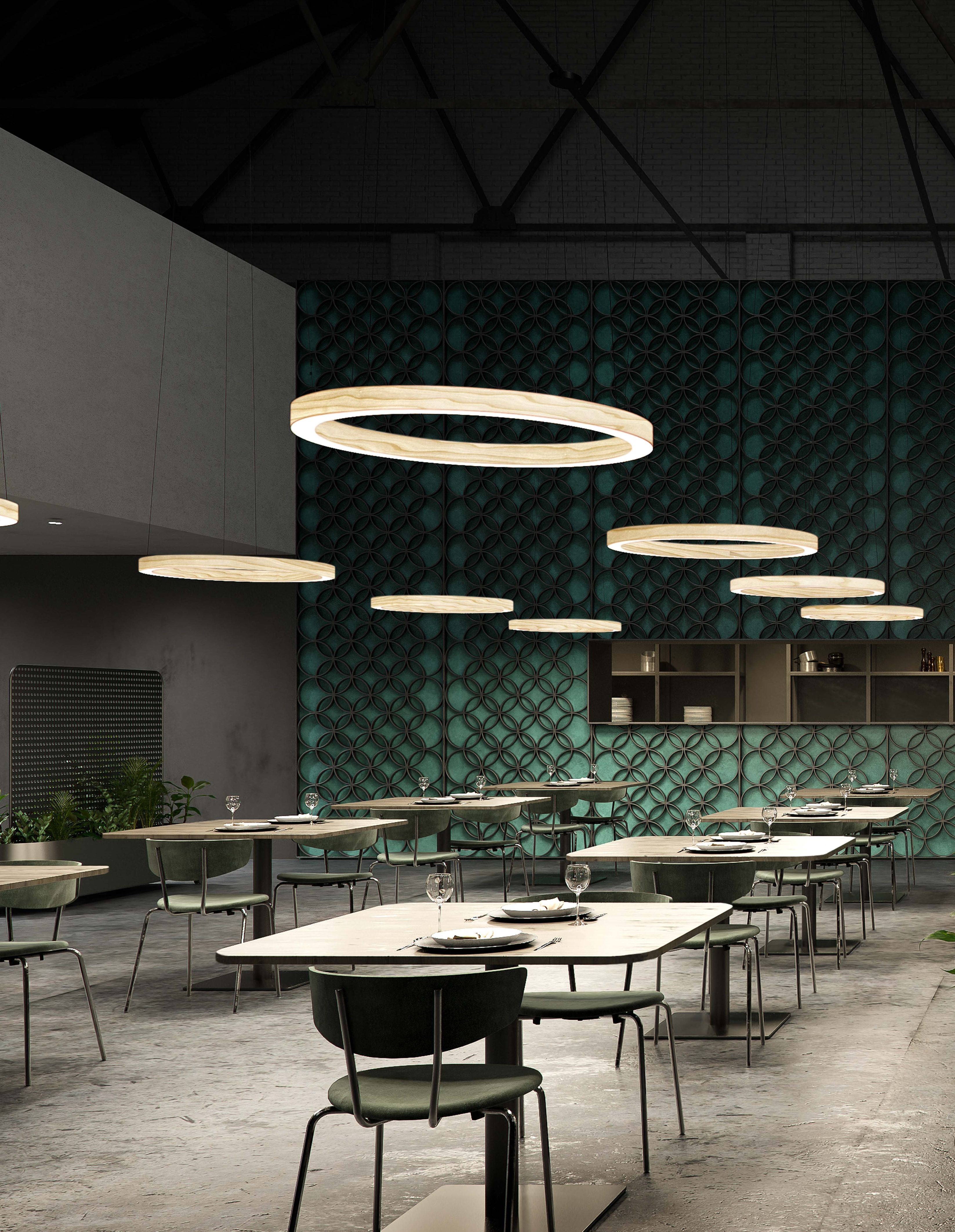 Oh!-Line Pendelleuchten von LZF Lamps in einem Restaurant, moderne Innenarchitektur mit runden Lampen.