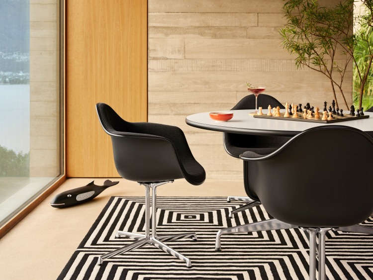 Eames House Whale Skulptur Esche Vitra 