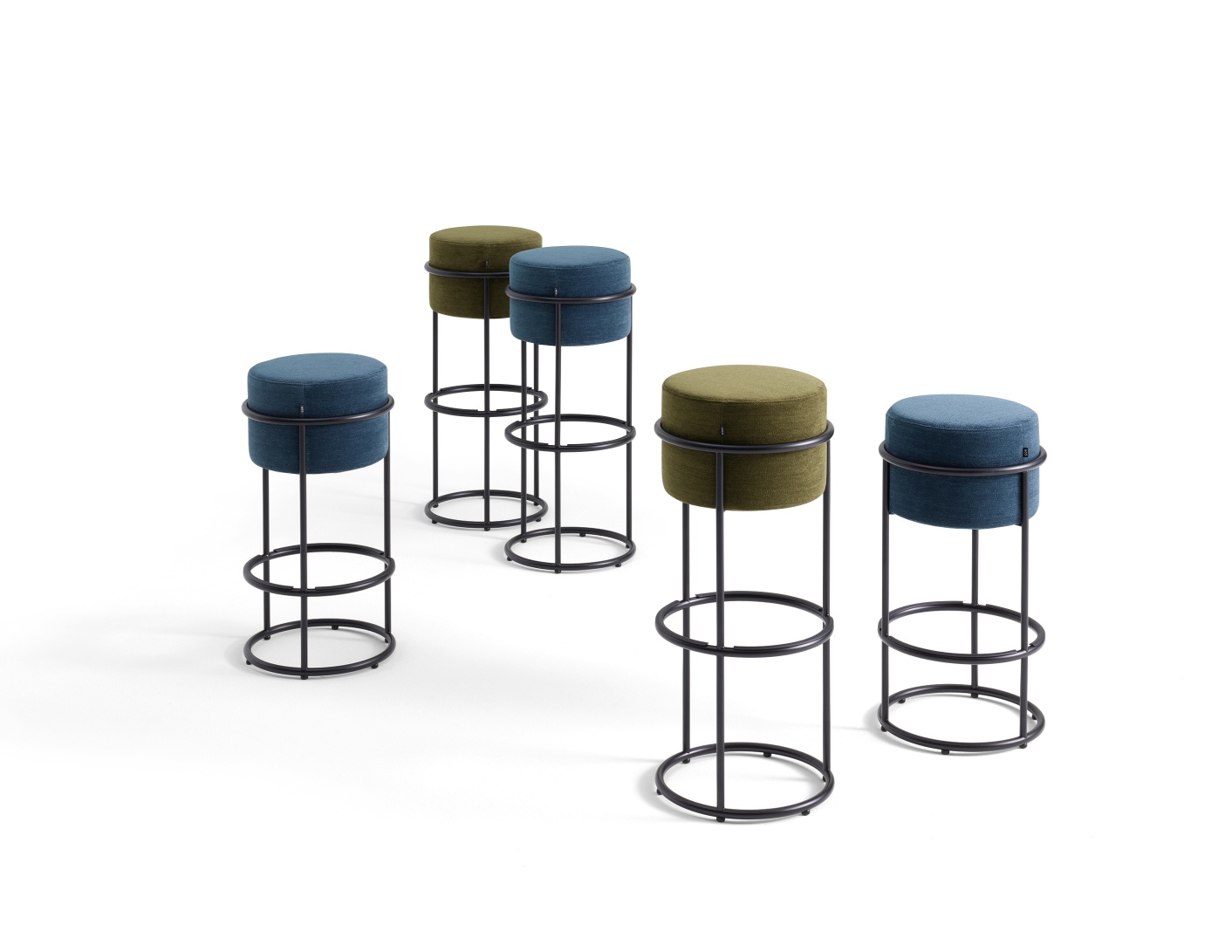 Fünf Drop Barhocker von Cor in Blau und Grün mit schwarzem Metallgestell. Moderne Barstühle.
