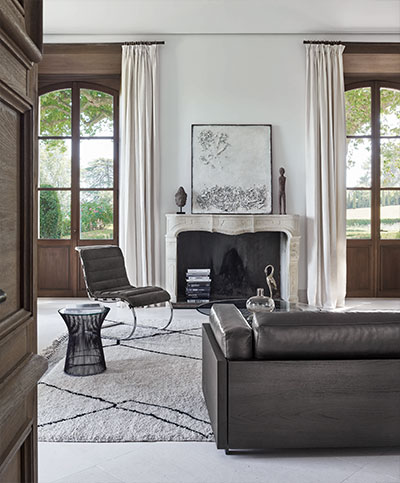 MR Bauhaus Sessel von Knoll International in stilvollem Wohnzimmerambiente mit Kamin.