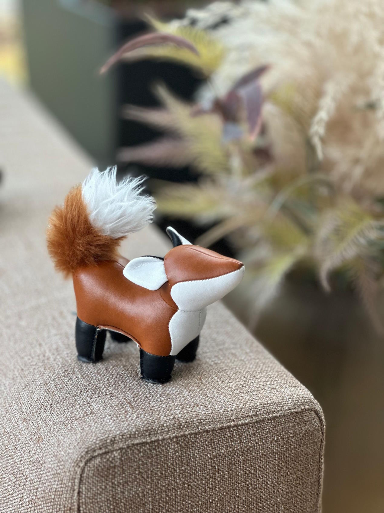 Briefbeschwerer Fuchs Furi von Züny, tan und weiß, aus Kunstleder, dekoratives Accessoire.