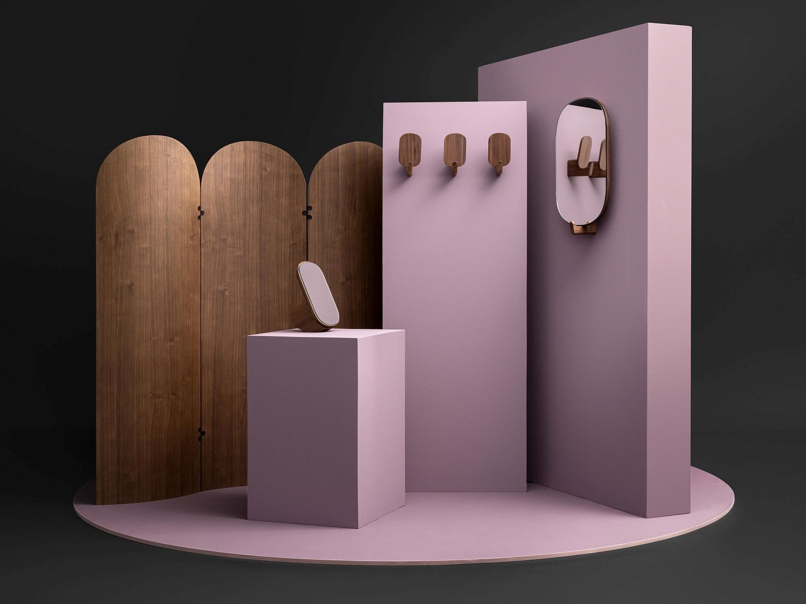 Ad Hook Wandhaken 3er Set aus Massivholz an lila Wand, minimalistisches Design.