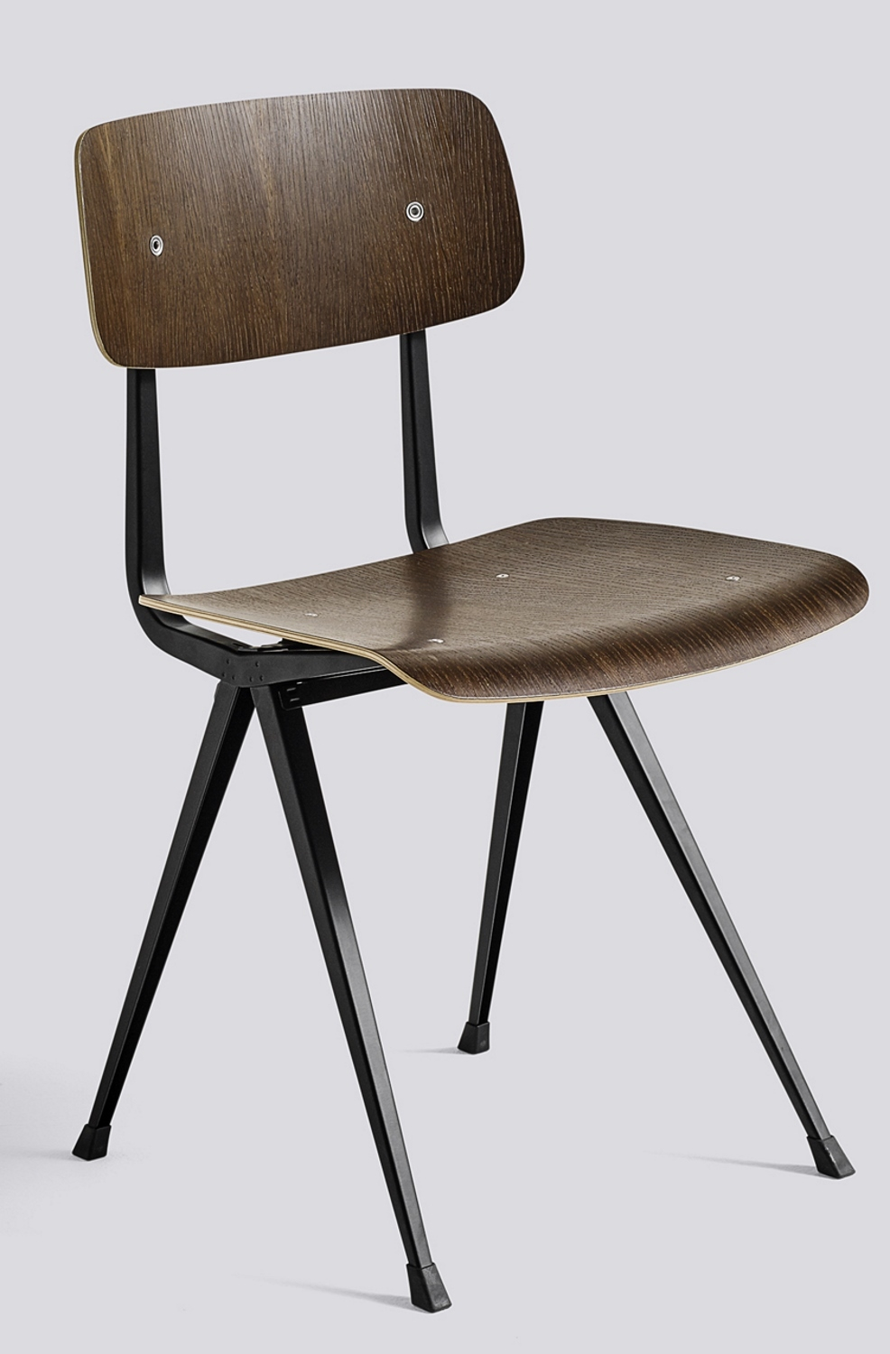 Result Chair Stuhl von Hay mit brauner Holzschale und schwarzem Metallgestell, Ansicht von vorne.