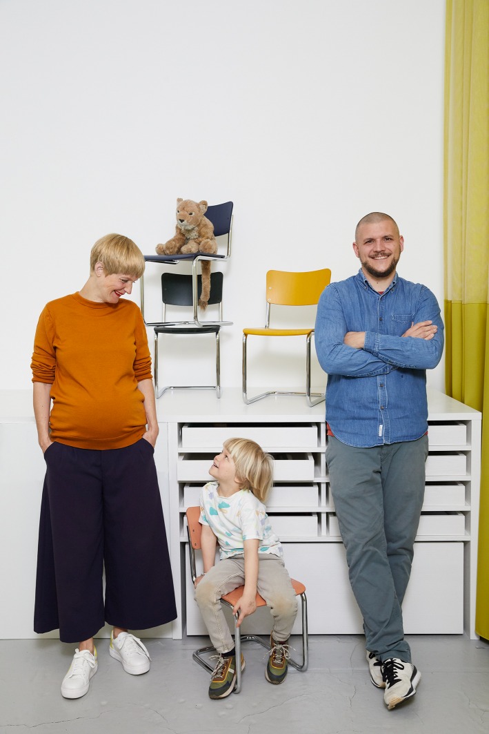 Familie mit Thonet S 43 K Kinderstuhl Freischwinger und weiteren Kinderstühlen im modernen Wohnraum.