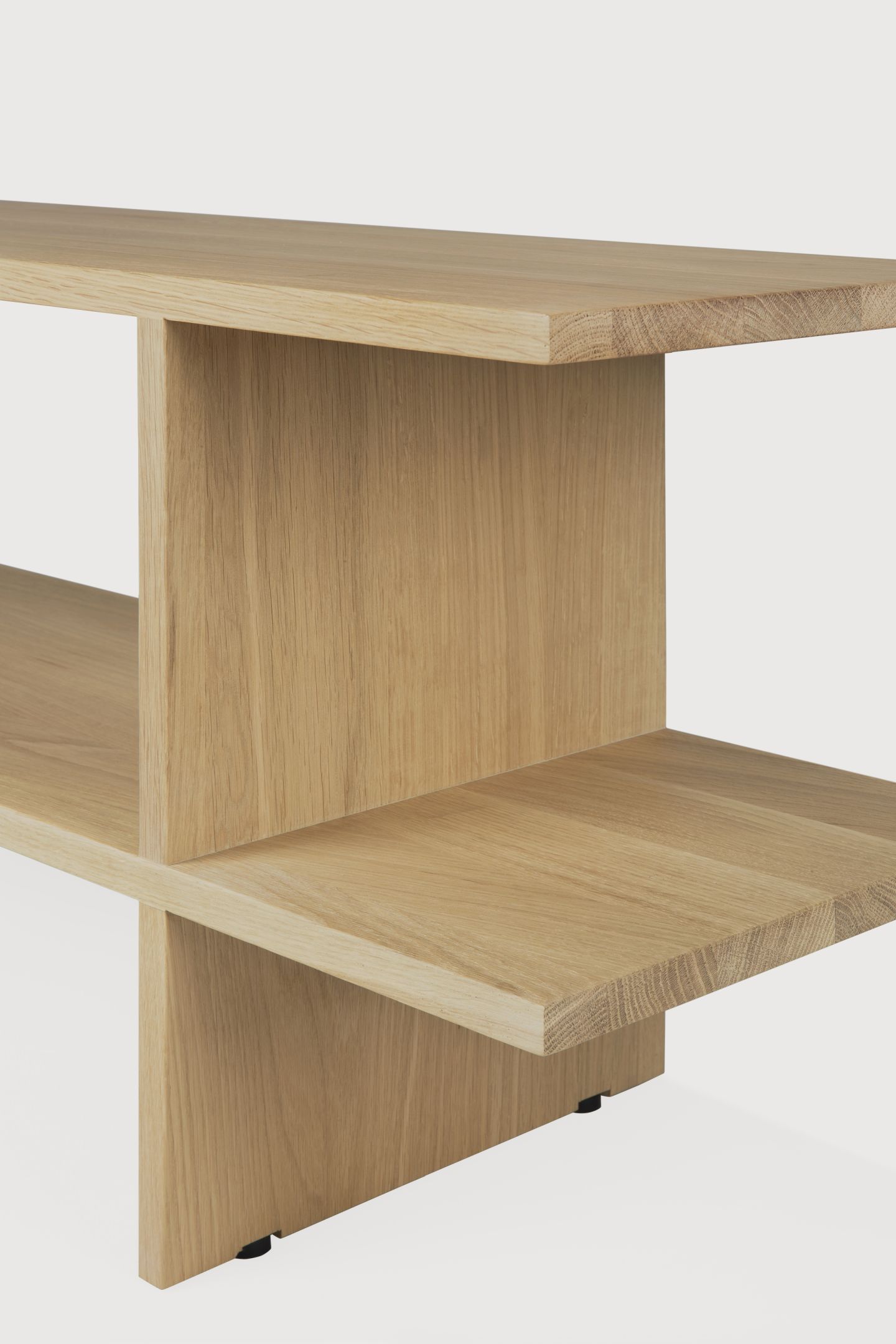 Detailaufnahme des Ethnicraft Kabuki Beistelltisches aus hellem, massivem Eichenholz mit zwei Ablageflächen.