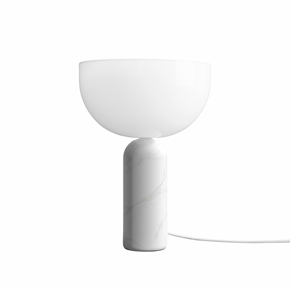Kizu Tischleuchte klein von New Works mit weißem Lampenschirm und Marmorfuß.