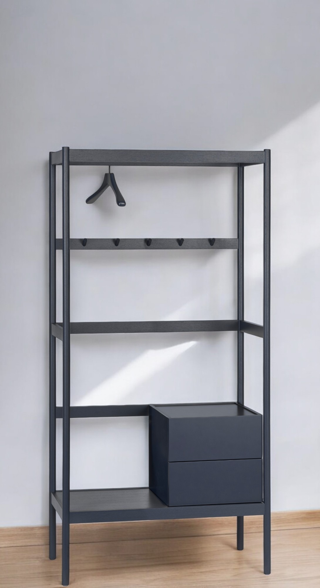 Chester Garderobe von Schönbuch: Offene Garderobe in Anthrazit mit Kleiderbügel, Hakenleiste und Schubladenelement.