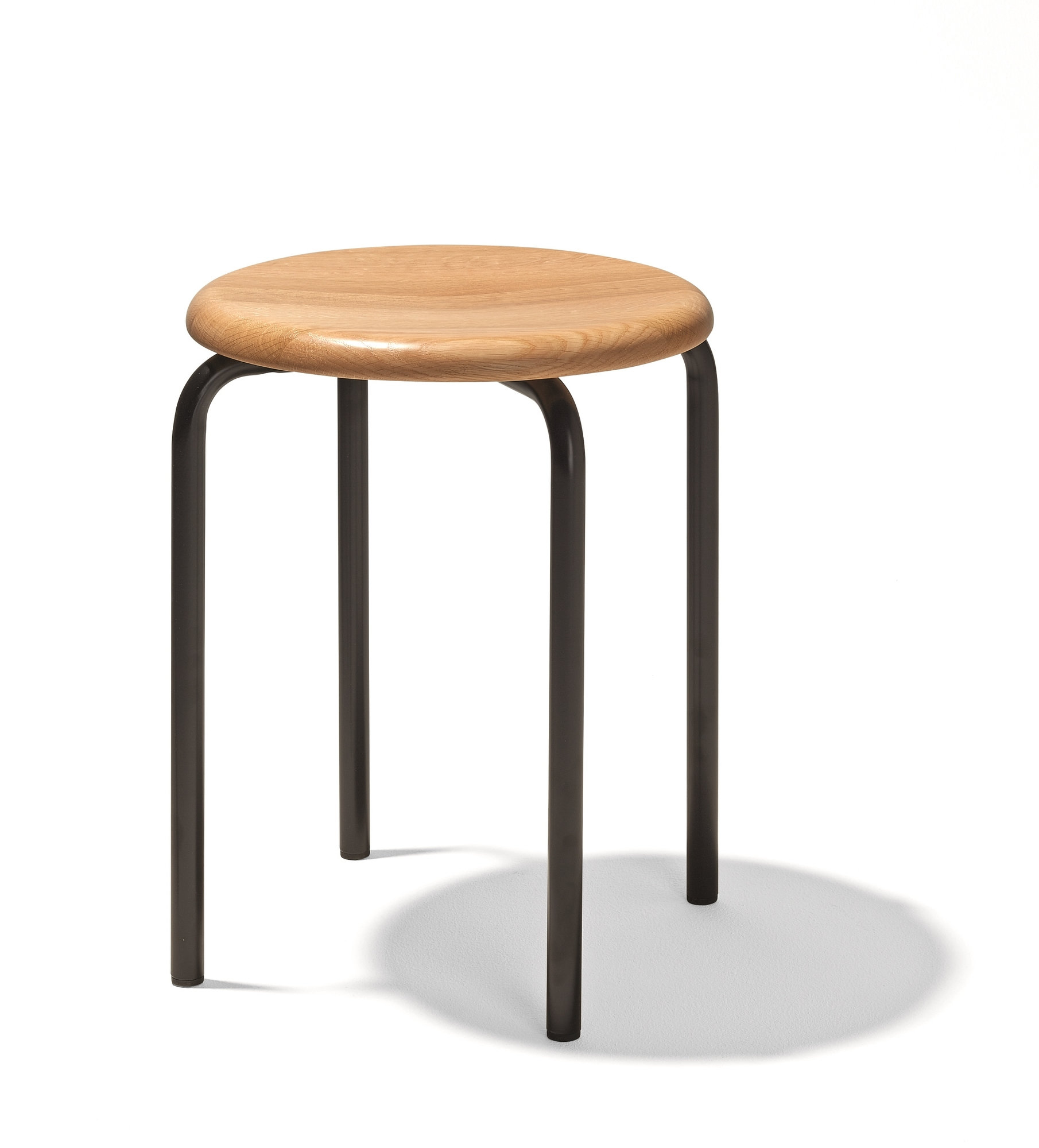 Tom Stapelhocker von Richard Lampert, Hocker aus Naturholz mit schwarzem Metallgestell, minimalistisches Design.