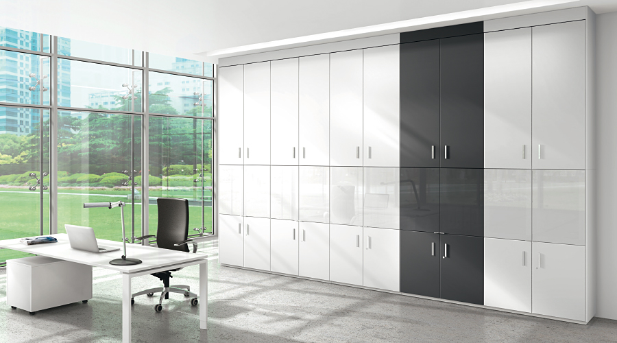 Allvia Schiebetürenschrank von Assmann Büromöbel in Weiß und Anthrazit im modernen Büro.