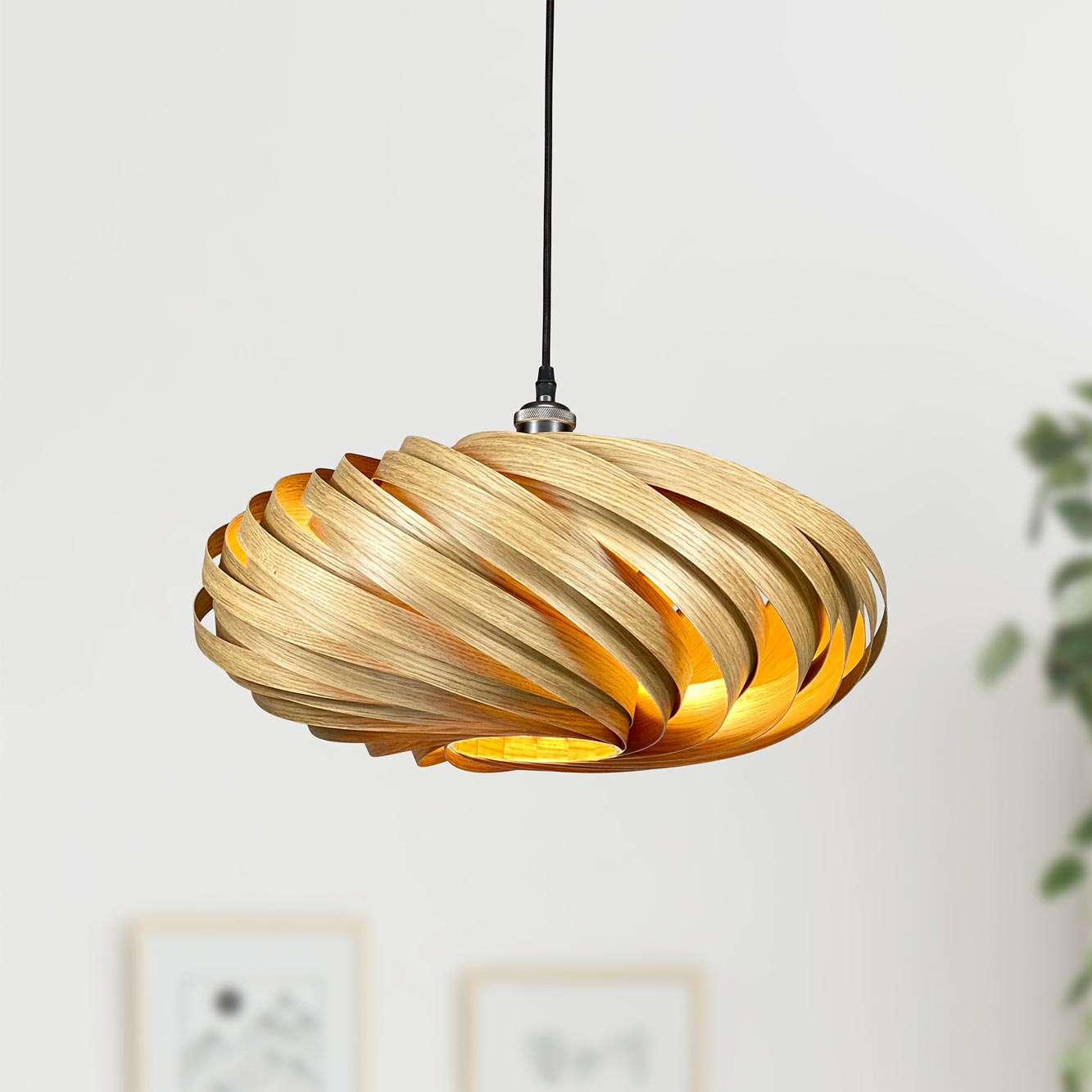 Veneria Hängeleuchte aus Eiche, moderne Holzlampe mit warmem Licht für Wohnzimmer und Essbereich.