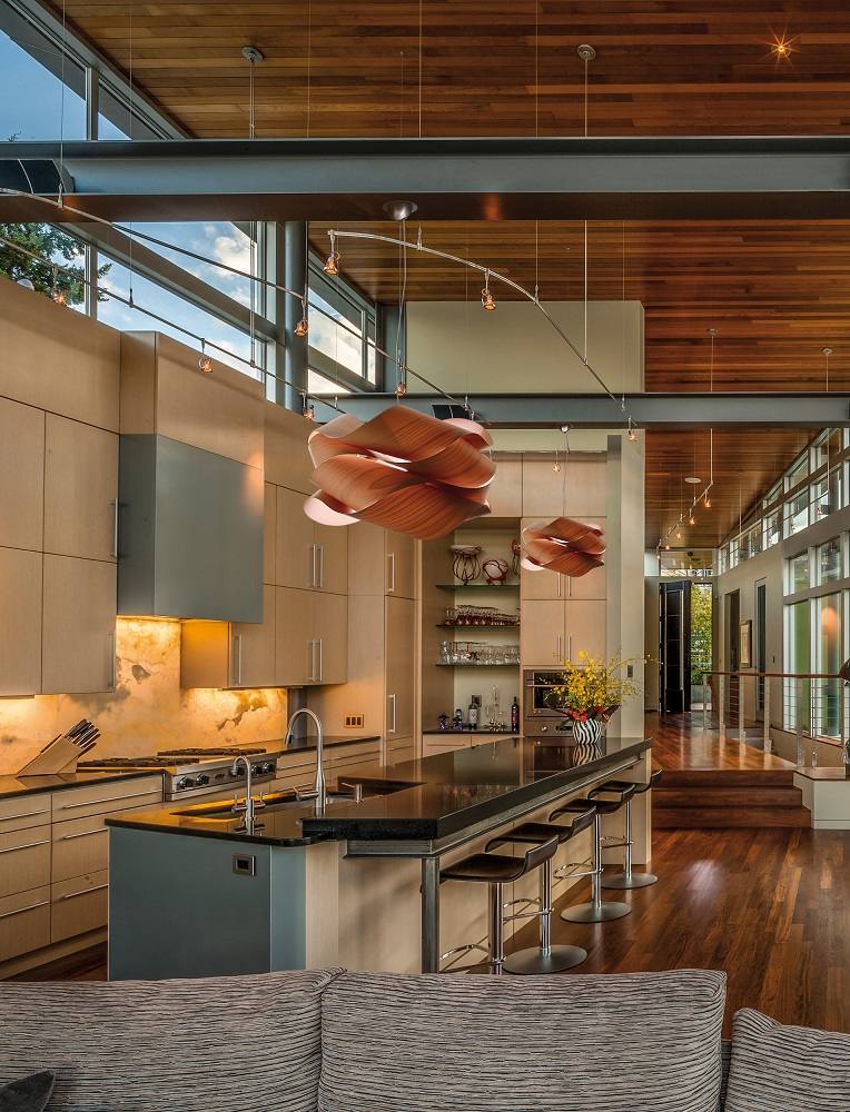 Rote Link Suspension Pendelleuchte von LZF Lamps, moderne Designerlampe für stilvolle Innenräume.