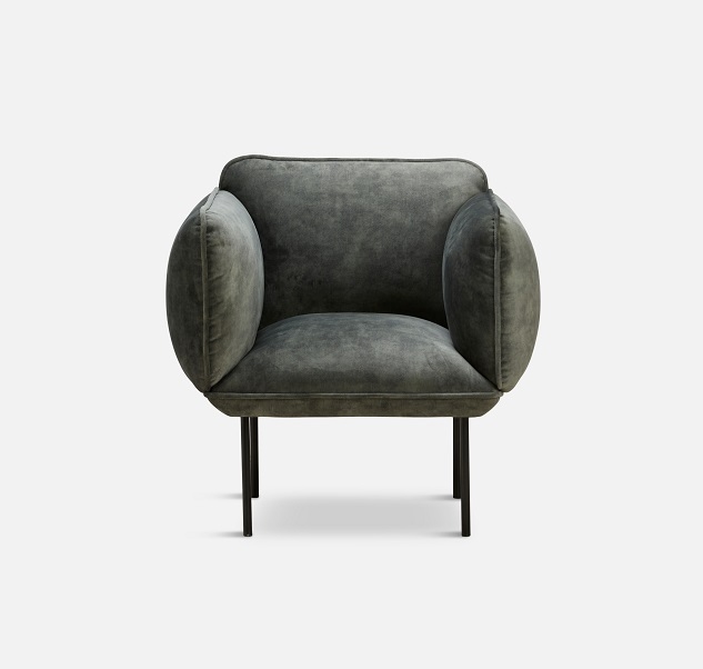 Nakki Sessel von Woud in Dunkelgrau: Moderner Polstersessel mit runden Armlehnen und schwarzen Metallbeinen.