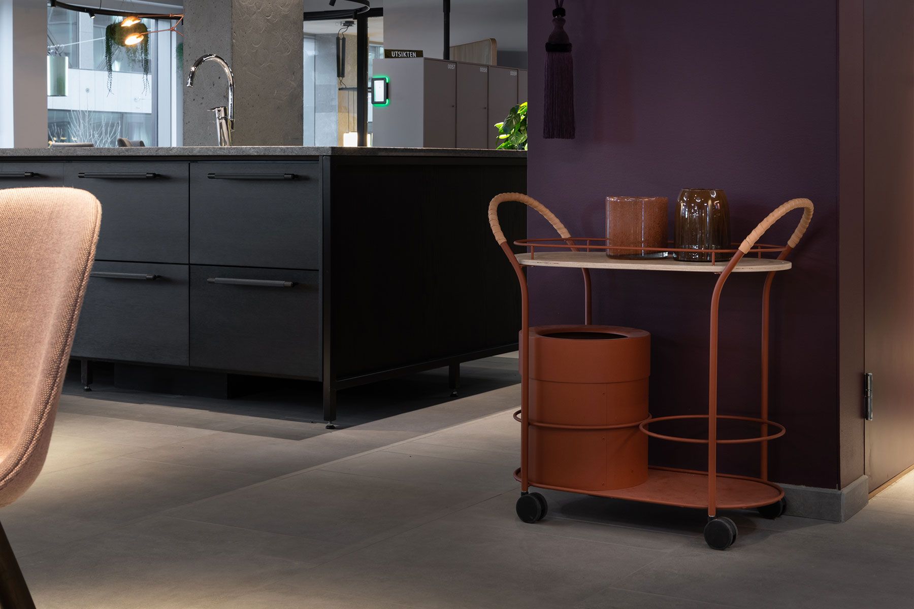 Brauner Bistro Servierwagen von Mizetto mit zwei Vasen vor dunkler Wand.