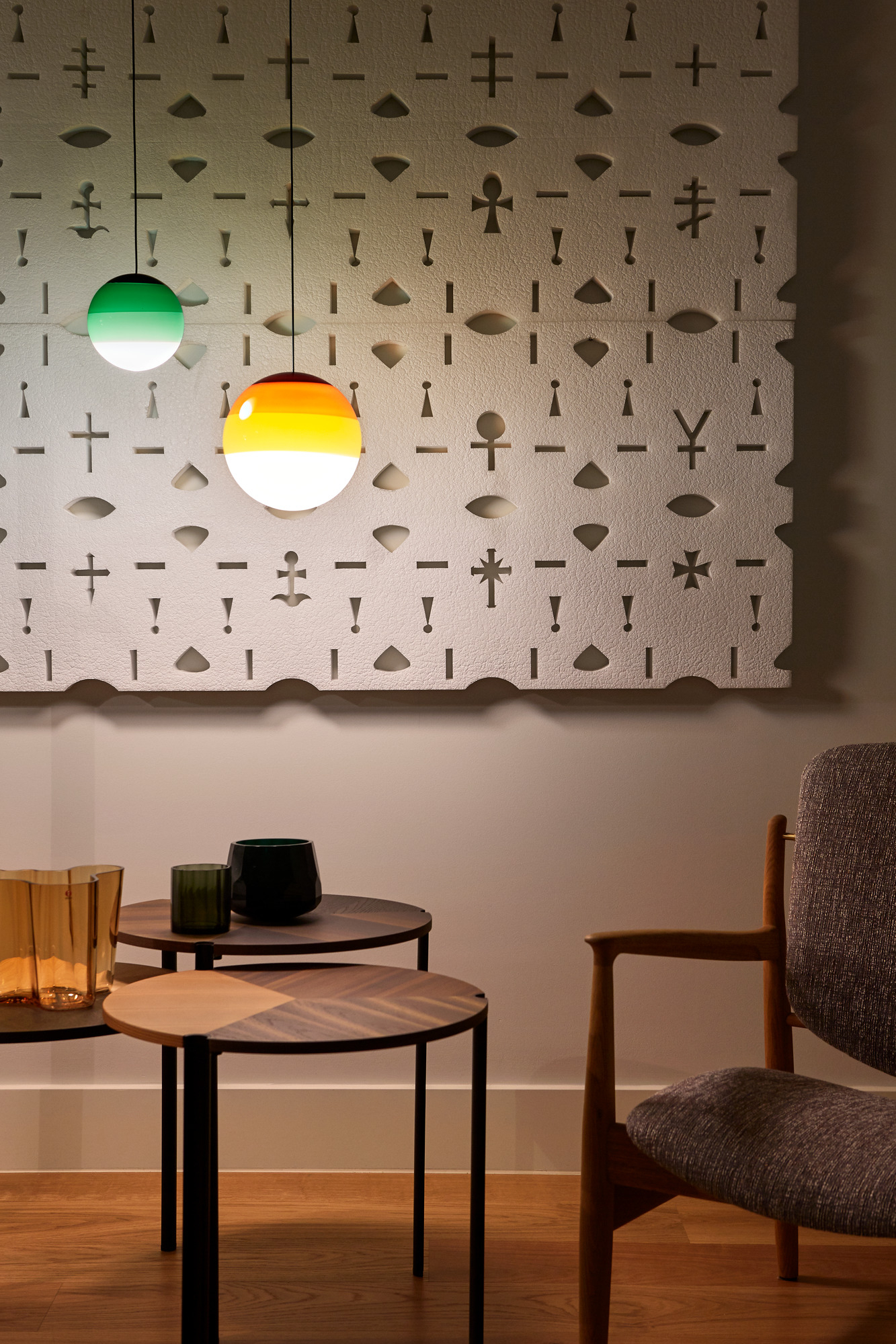 Nahaufnahme der Dipping Light Pendelleuchten von Marset, eine bernsteinfarbene und eine grüne LED-Lampe.