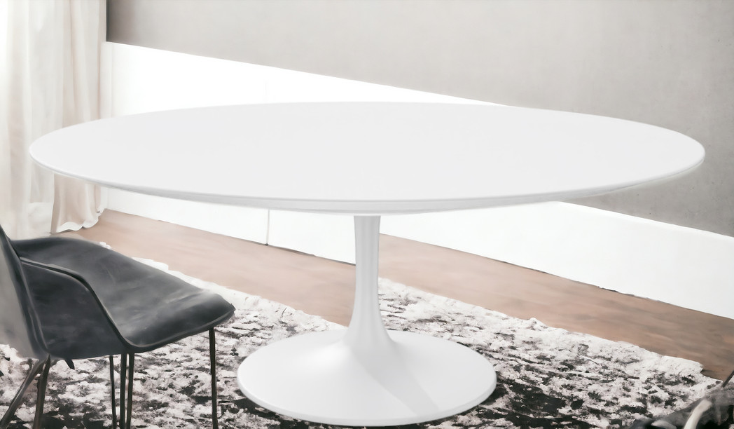 Weißer Saarinen ovaler Couchtisch von Knoll International mit zentralem Fuß und minimalistischem Design.