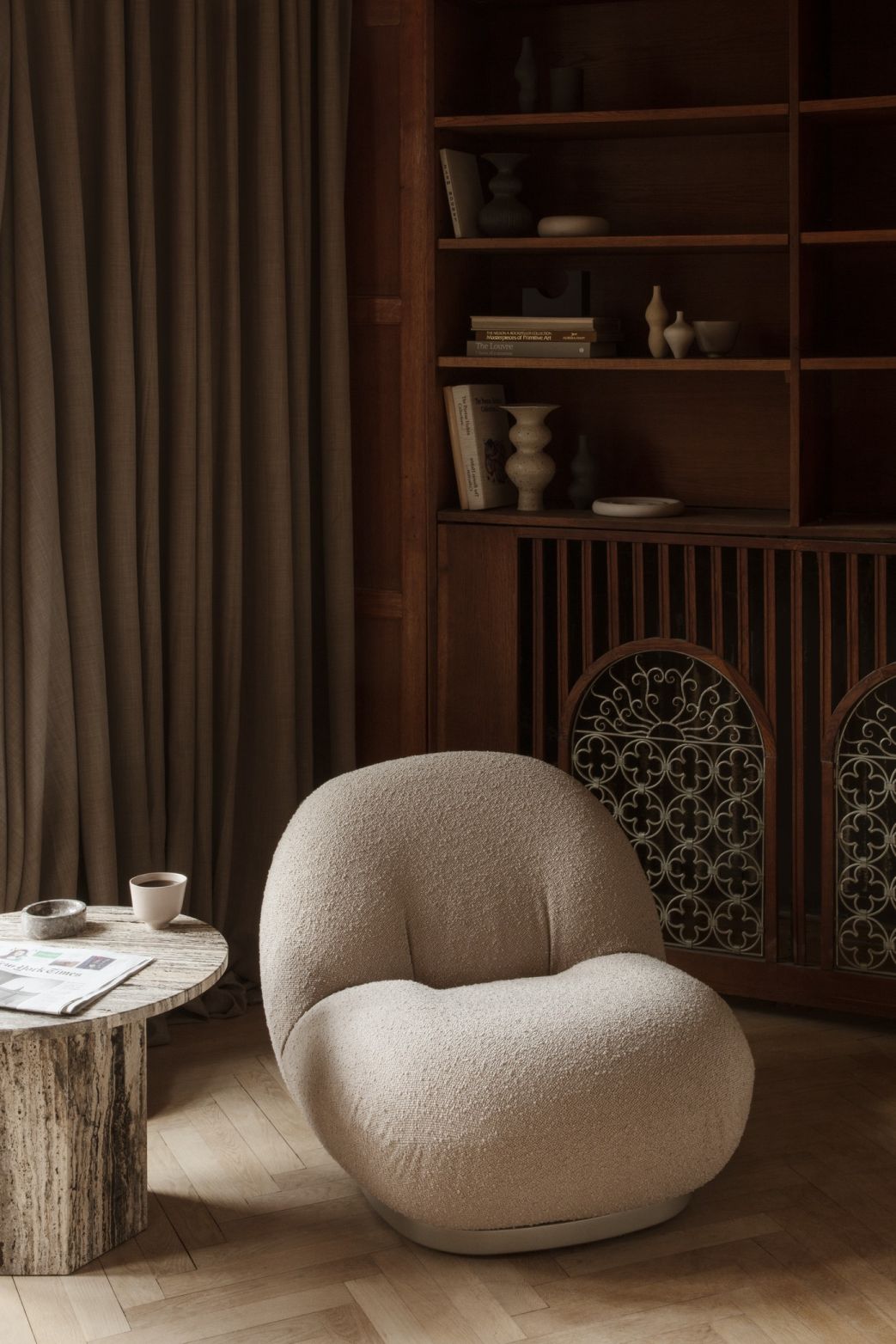 Pacha Lounge Chair Sessel von Gubi, Bezug Dedar Karakorum 001, Farbe Schwarz, ohne Drehfuß.