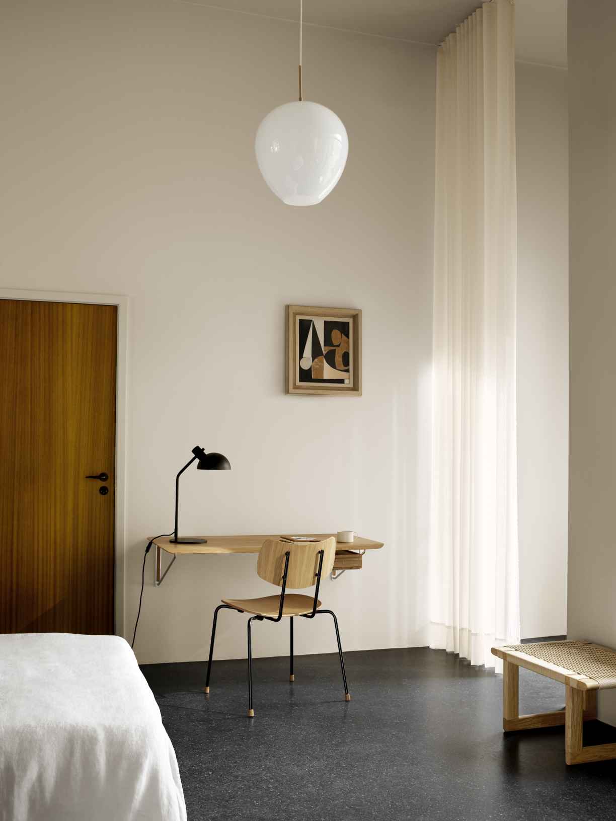 AB019 Wandschreibtisch von Carl Hansen & Søn: Eiche lackiert, minimalistisches Design, ideal für kleine Räume.