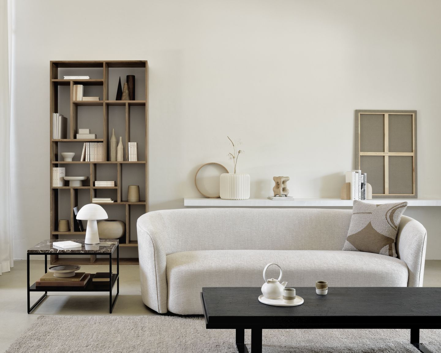 Wohnzimmer mit Ethnicraft Dunes Teppich Cumin, 170x240 cm, in natürlicher Farbgebung.