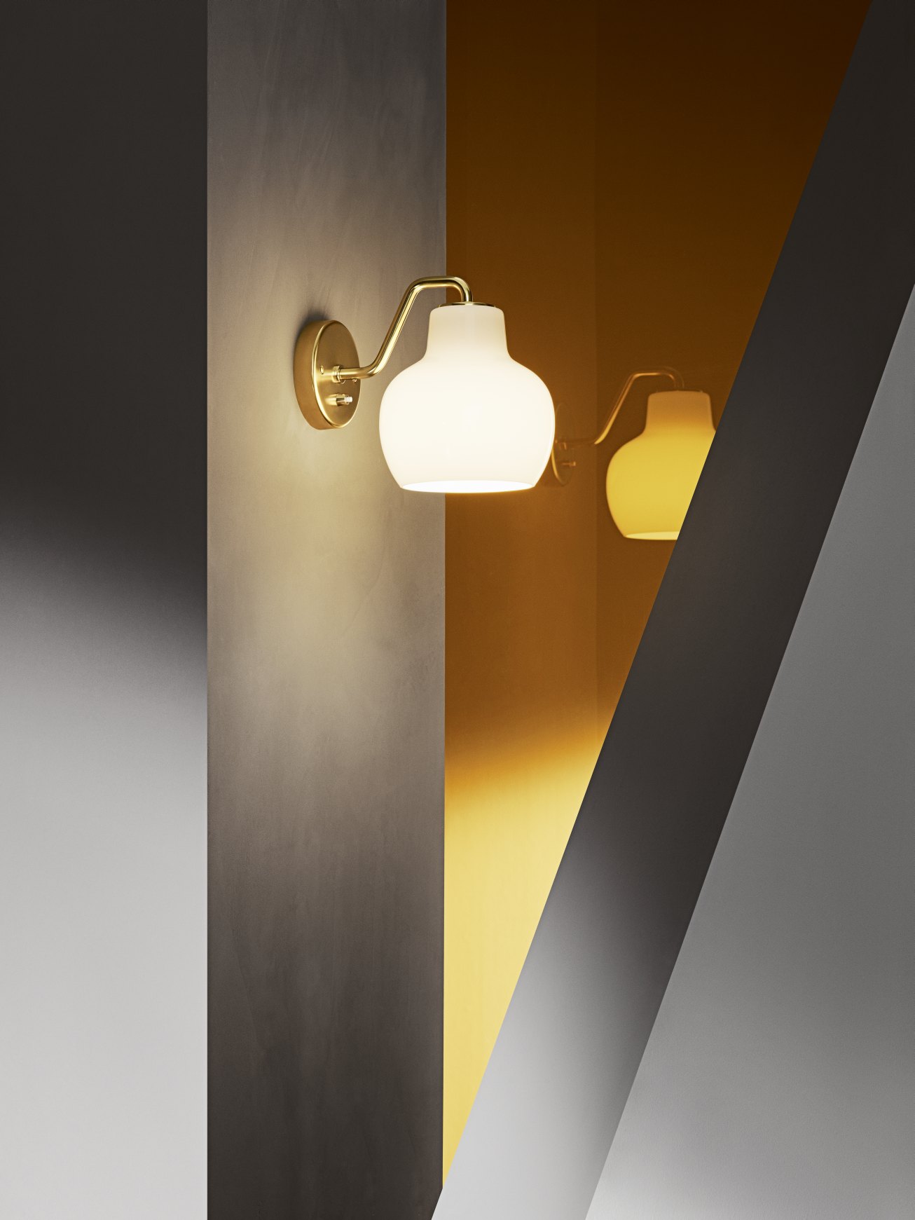 Nahaufnahme der VL Ring Crown Wandleuchte von Louis Poulsen mit Messingarm und Opalglasschirm.