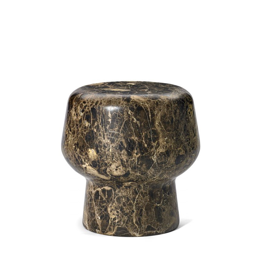 Corker No. 1 Marmorhocker in dunklem Marmor, geeignet als Beistelltisch oder Sitzgelegenheit.