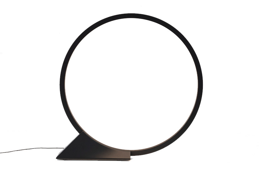 Schwarze O Floor LED Stehleuchte von Artemide, moderne Innenleuchte mit kreisförmigem Design.