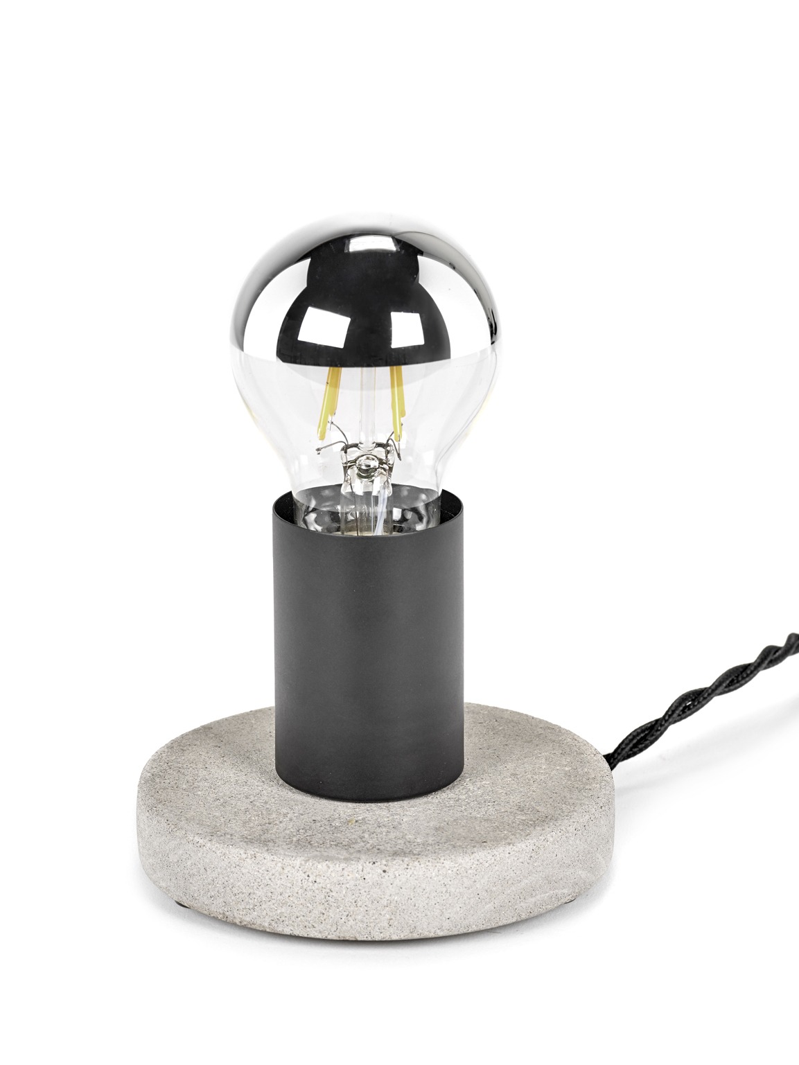 Essentials KVG Tischleuchte: Moderne Lampe mit Betonsockel und silberner Glühbirne. Serax Design.