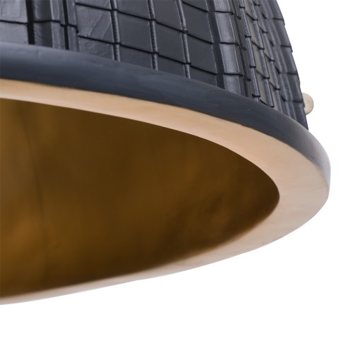 Detailaufnahme der Cupolone Pendelleuchte von Seletti: Dunkelgraue Außenseite, goldfarbene Innenseite. Designlampe für Wohnräume.