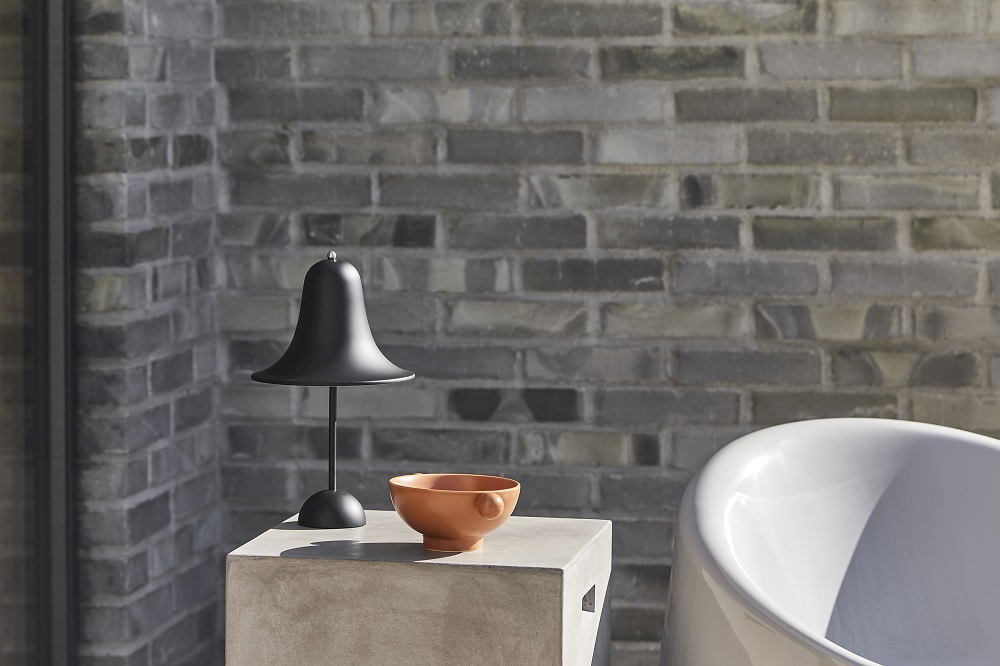 Schwarze Pantop Tischleuchte von Verpan, eine moderne Akku-Leuchte für den Innen- und Außenbereich.