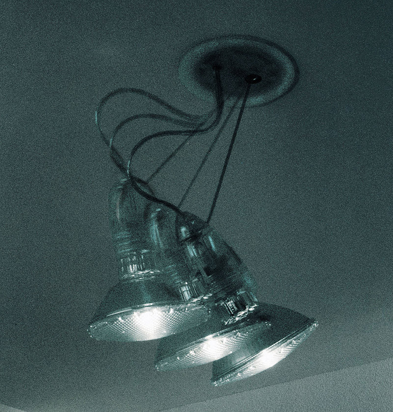 Spock Deckenleuchte von Ingo Maurer: Moderne Hängelampe mit drei Strahlern und Kabeln.