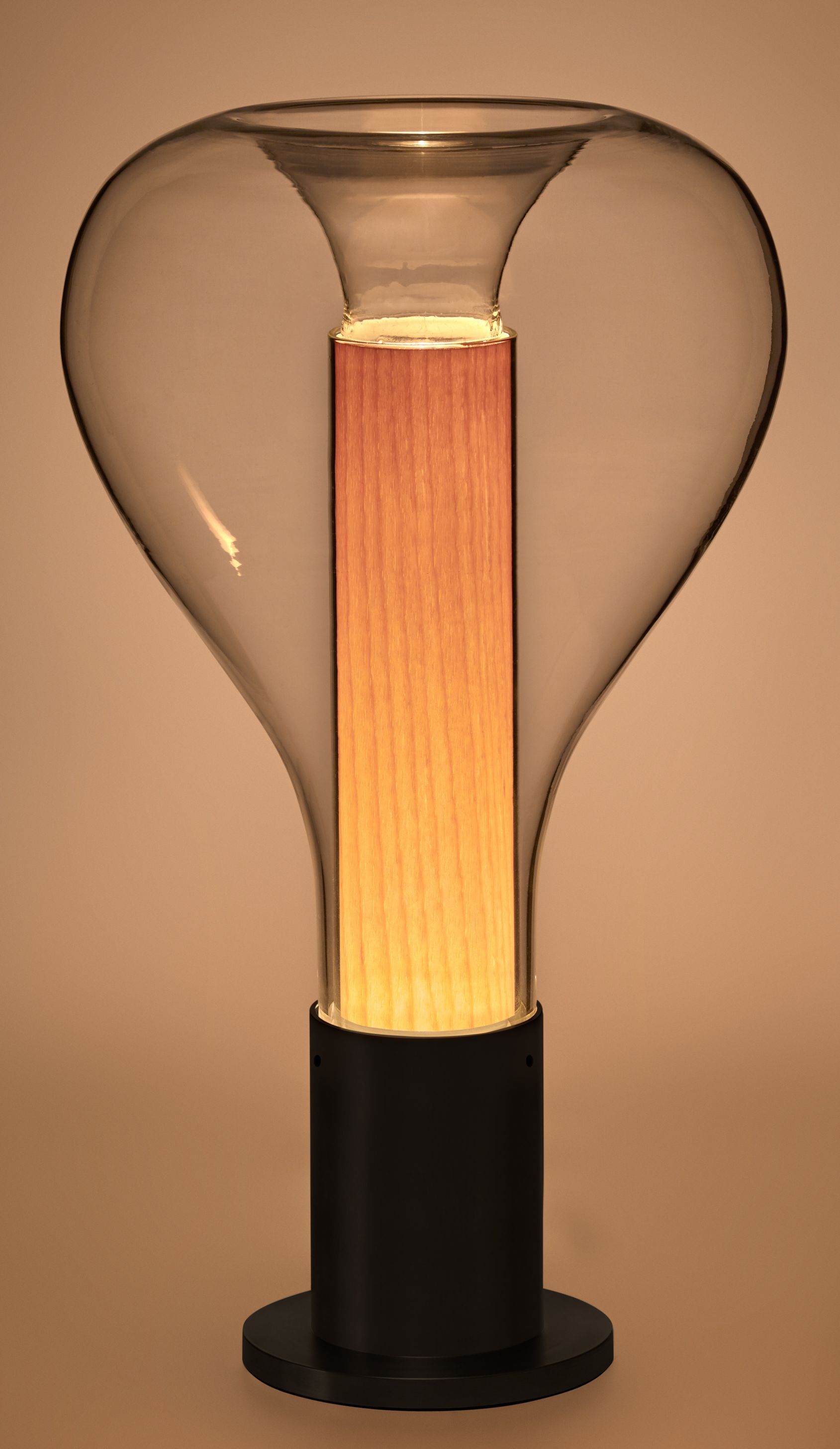 Eris Tischleuchte von LZF Lamps: Moderne Lampe mit Aluminiumsockel und Buchenholz-Element.