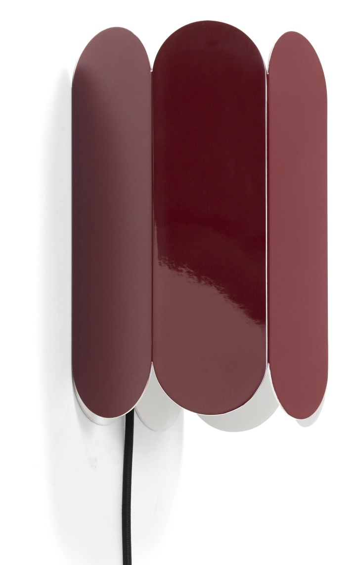 Nahaufnahme der Arcs Switch Wandleuchte von Hay in Burgunderrot, moderne Wandbeleuchtung.