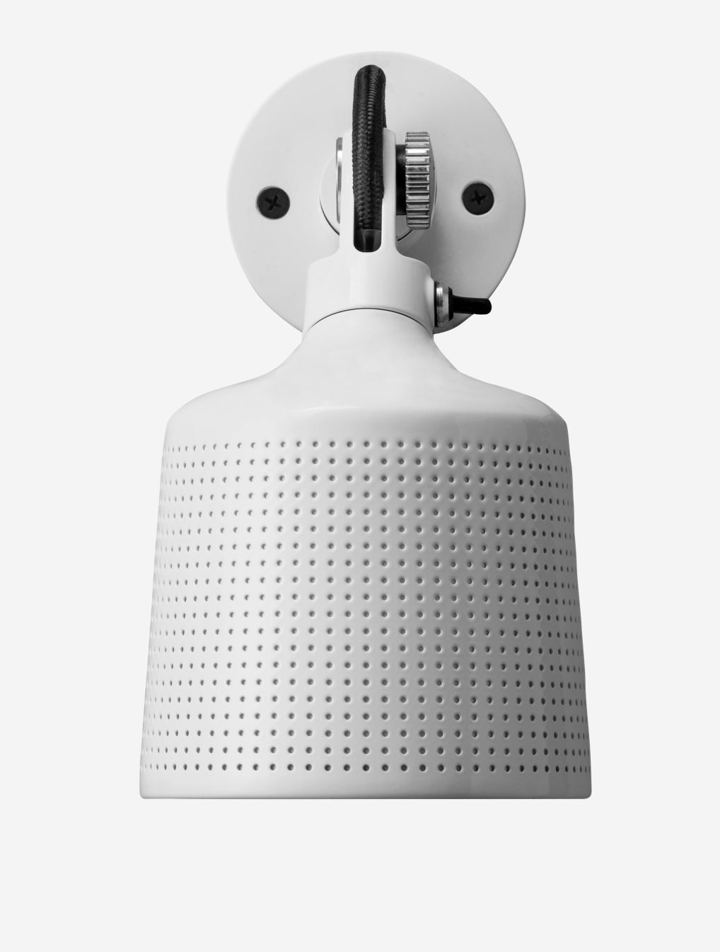 Nahaufnahme des weißen Vipp Wandspots EINZELSTÜCK mit Lochmuster und schwarzem Kabel vor neutralem Hintergrund.
