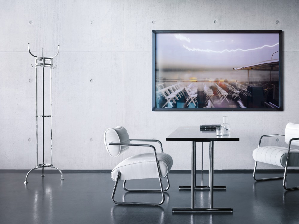 Nymphenburg Garderobenständer von ClassiCon, QUICK SHIP Schwarz, freistehend im modernen Interieur. Design Garderobe.