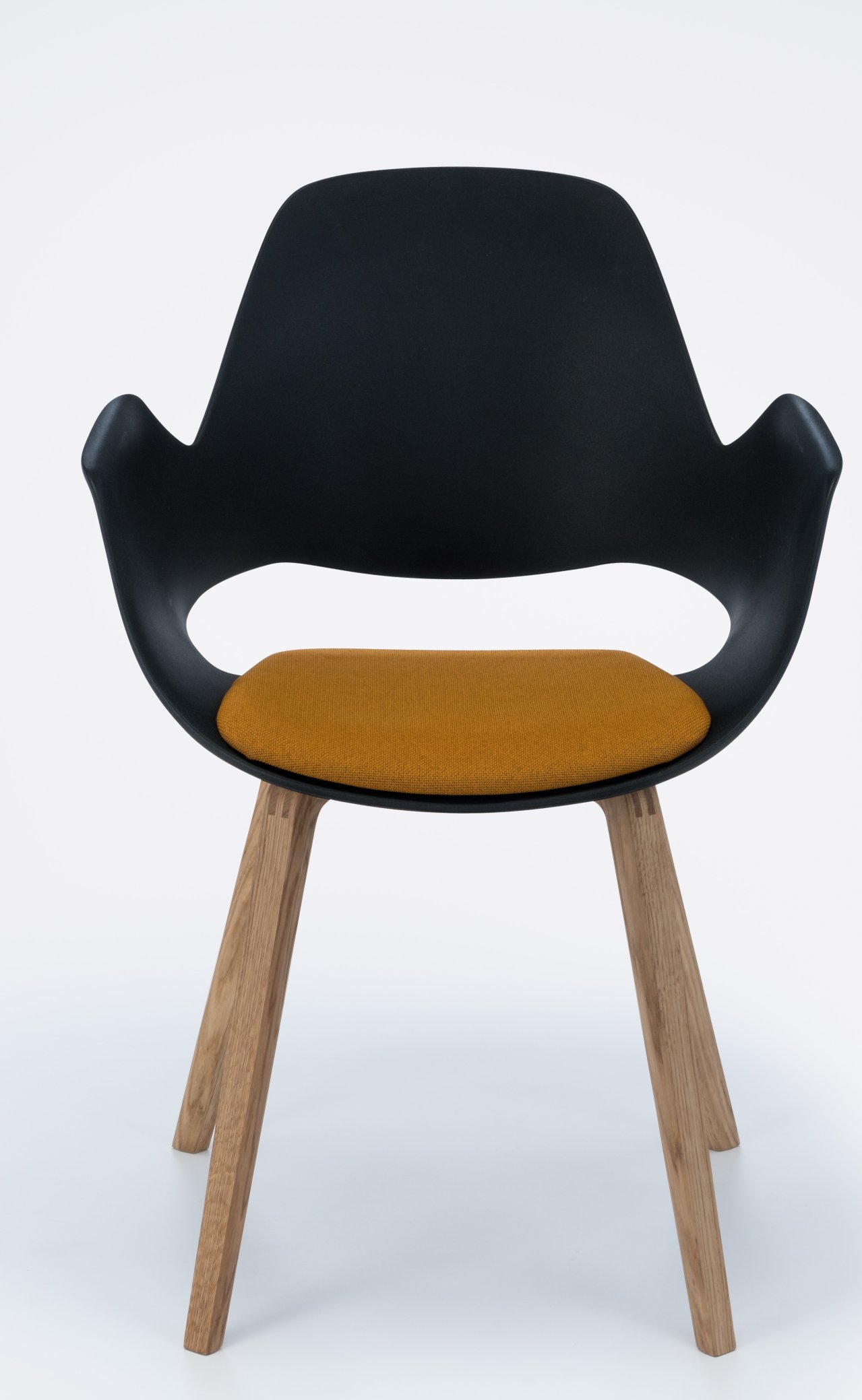 Falk Stuhl mit Armlehne Beine aus massiver Eiche Houe