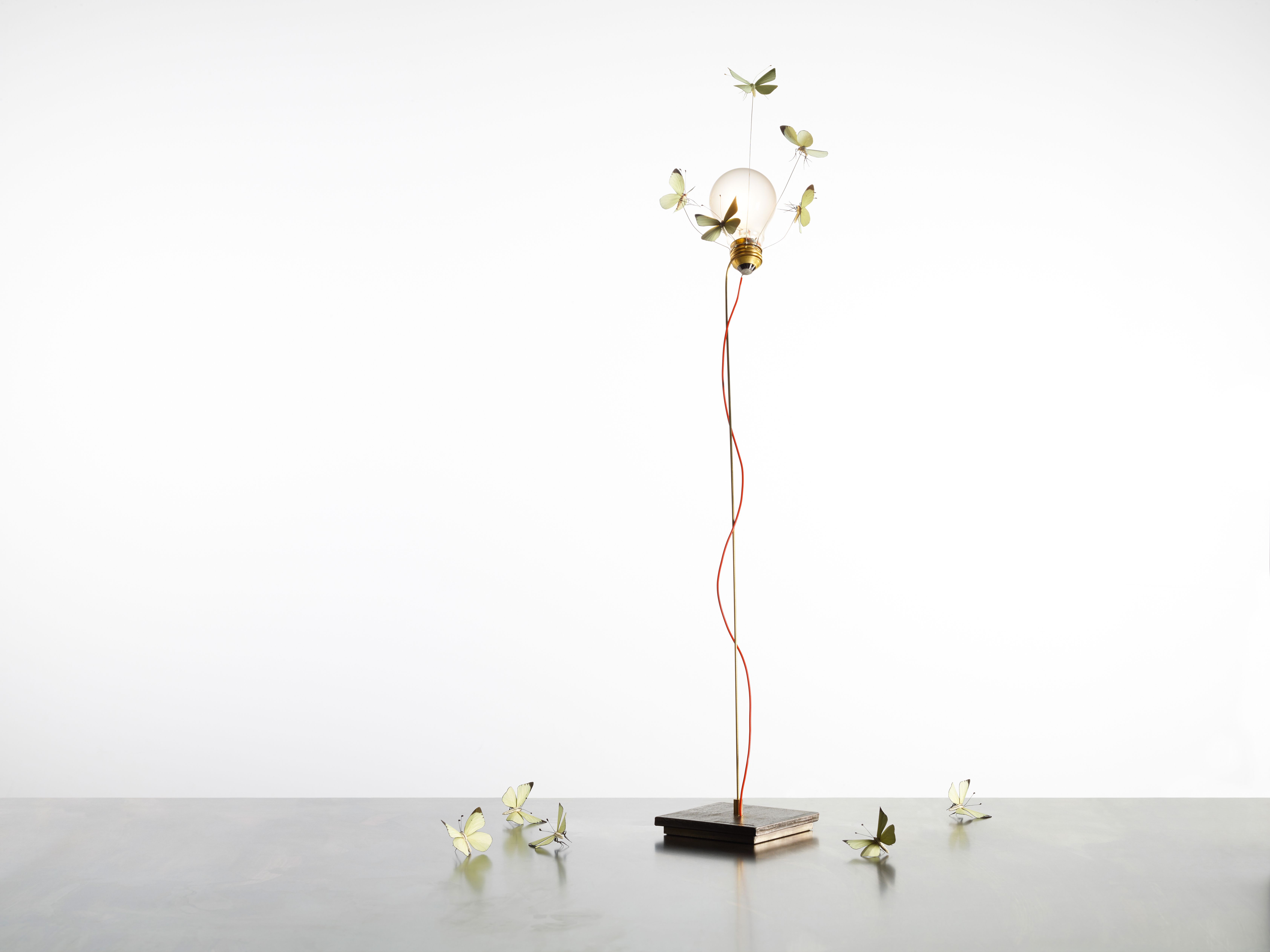 I Ricchi Poveri Five Butterflies Stehleuchte von Ingo Maurer mit Glühbirne und Schmetterlingen.