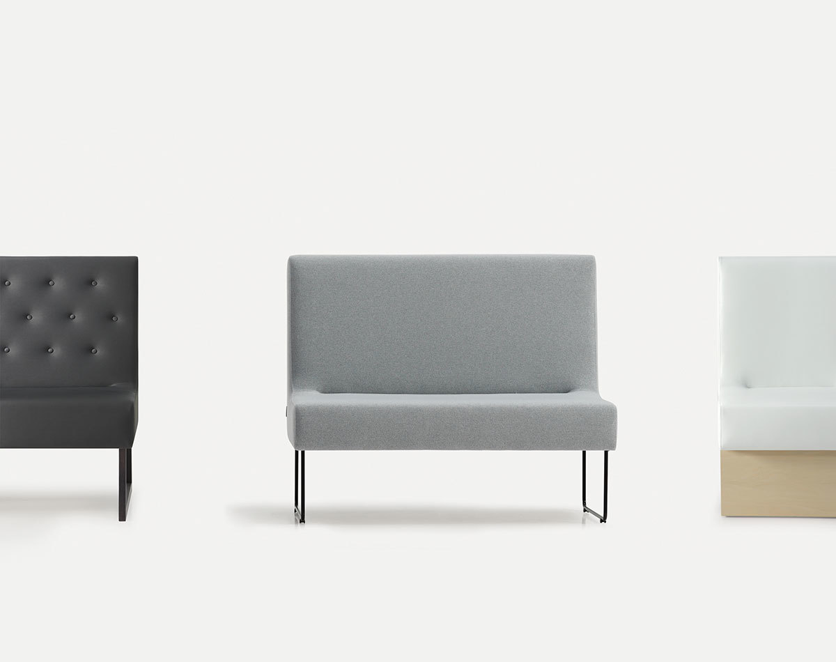 Menu Bank Sitzbank: Drei gepolsterte Bänke in Schwarz, Grau und Weiß mit unterschiedlichen Untergestellen.