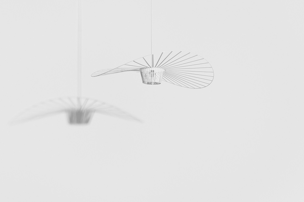 Weiße Vertigo Pendelleuchte XS von Petite Friture mit Hut-Design und filigranen Linien wirft Schatten.