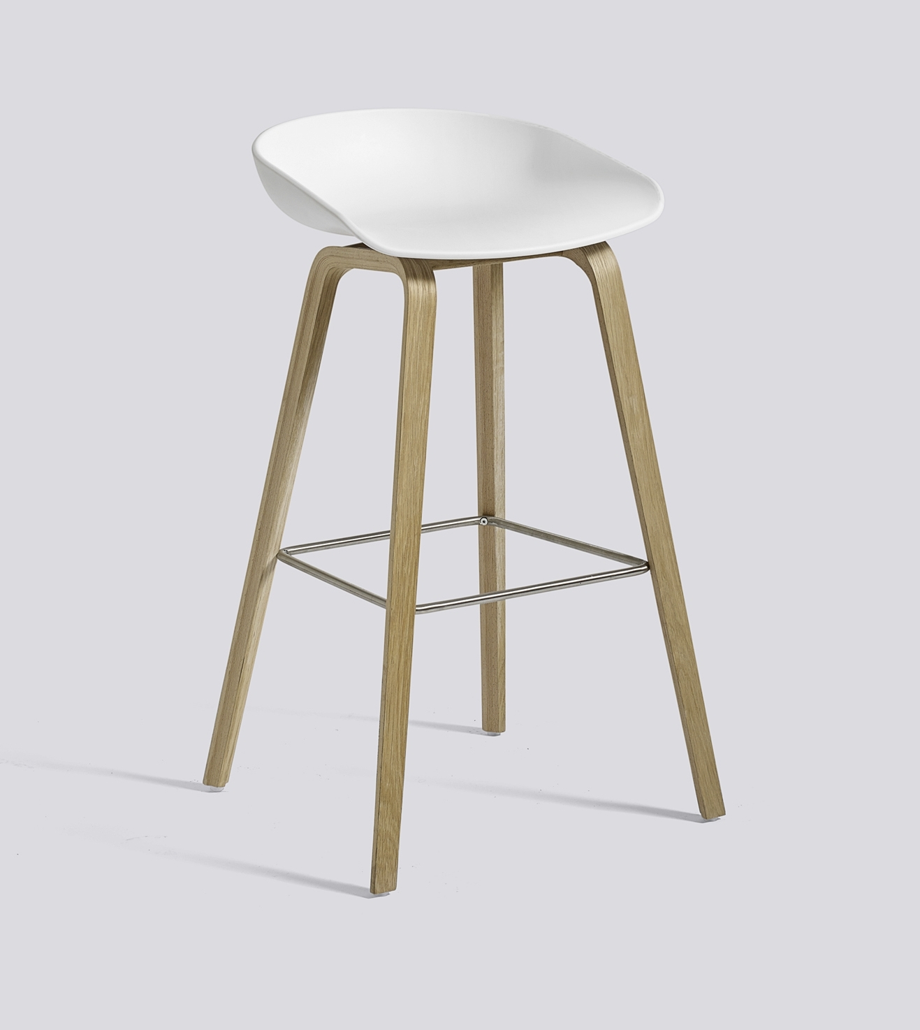 Weißer About a Stool AAS32 Barhocker von Hay mit Holzgestell und Fußstütze aus Metall.