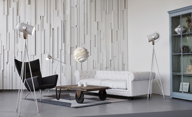 Swirl Stehleuchte von Le Klint in modernem Wohnzimmer mit Sofa und Sessel.