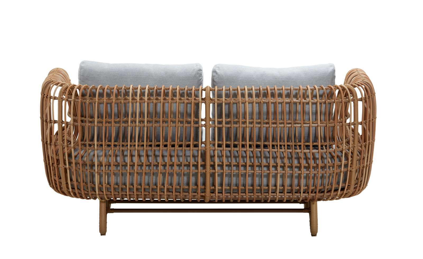 Nest Outdoor Sofa von Cane-Line: 2-Sitzer Gartensofa aus Rattan mit grauen Kissen.
