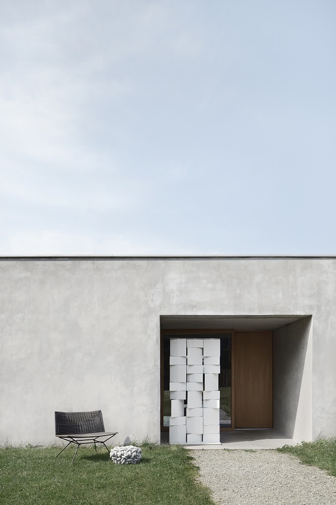 Weißer Divide It Raumteiler von MDF Italia, drei Module, als Sichtschutz vor Hauseingang.