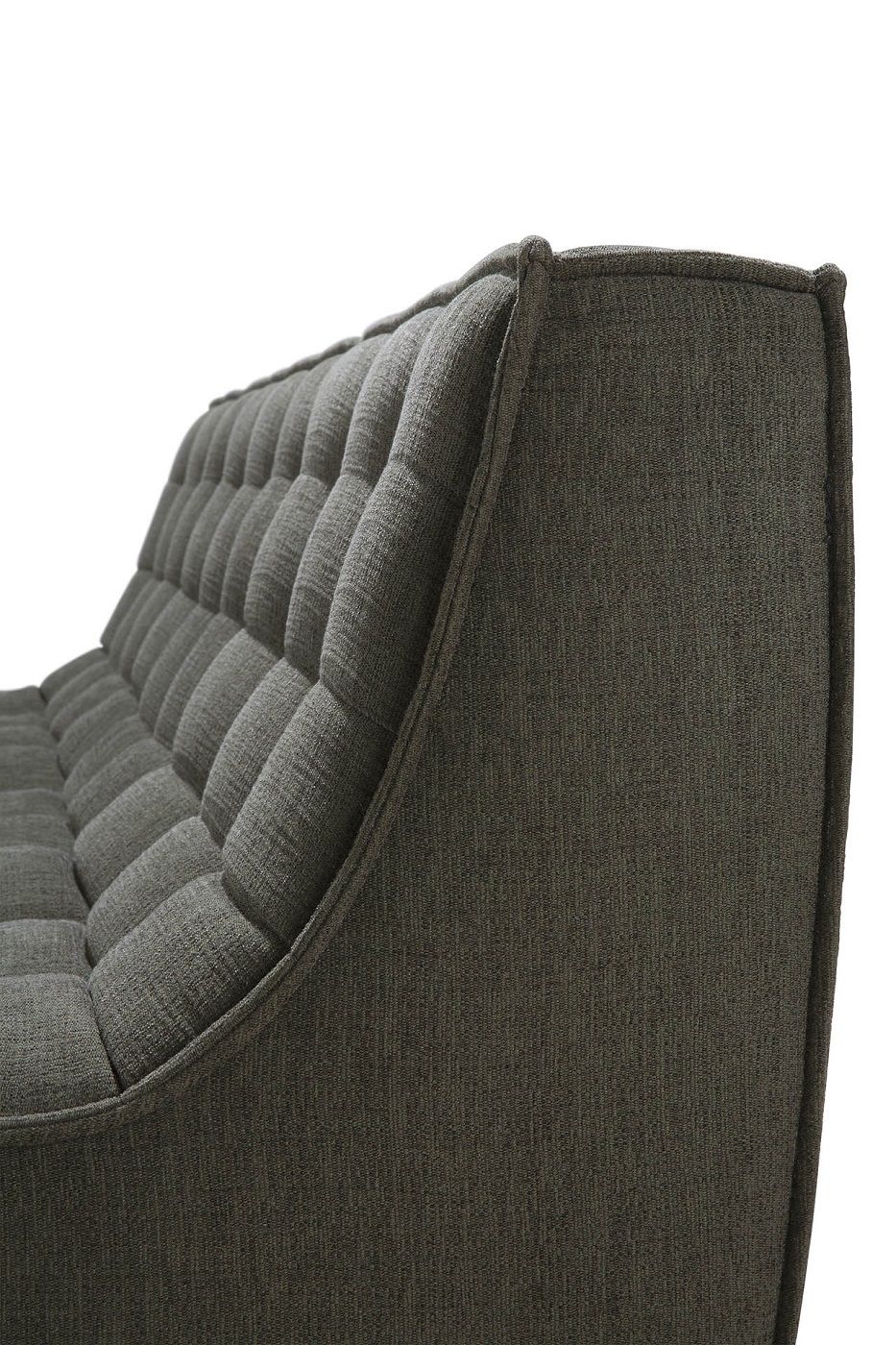 Detailaufnahme des N701 Sofas von Ethnicraft, 3-Sitzer, Stoff Moss Eco, gesteppte Rückenlehne.