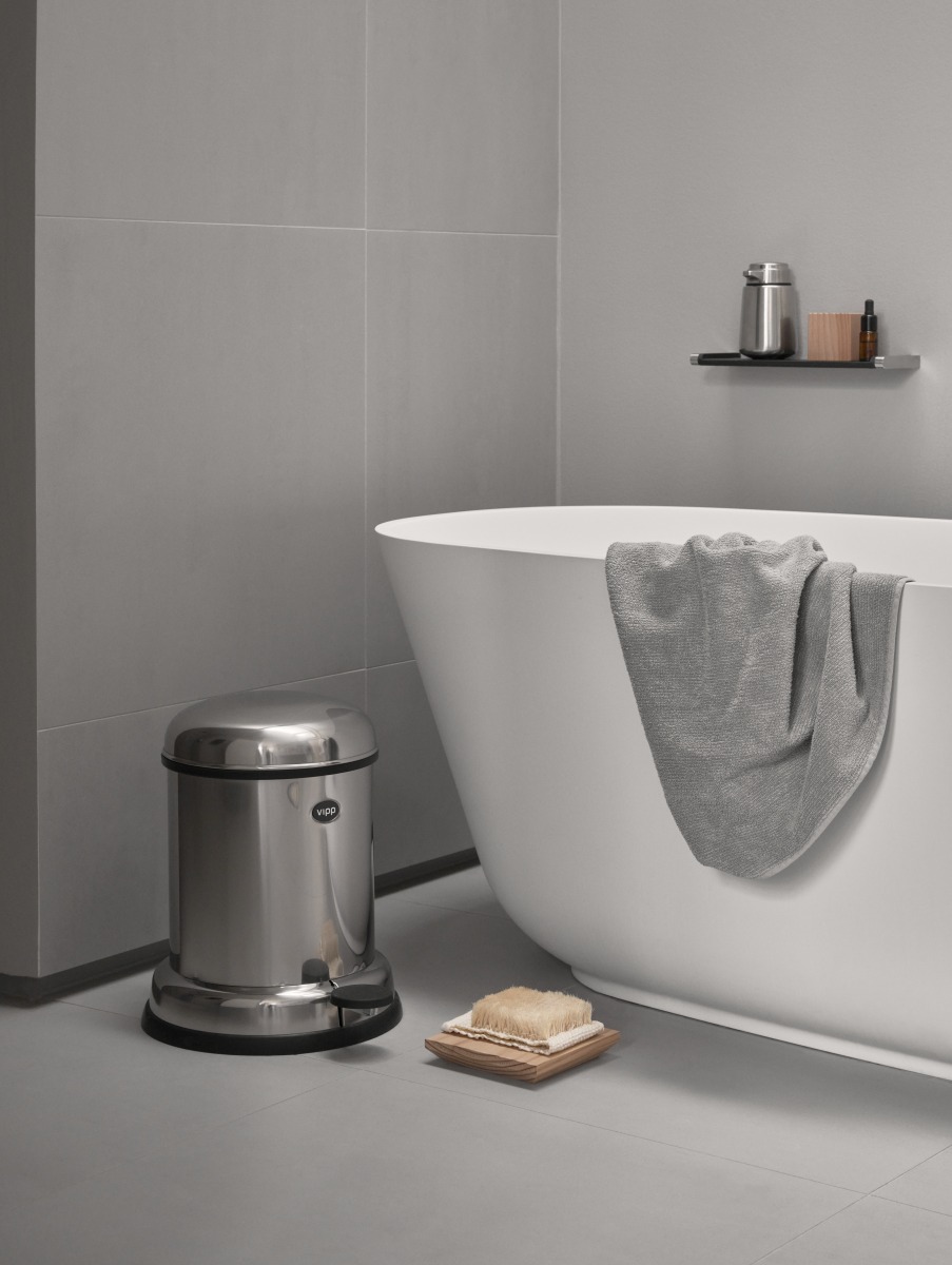 Vipp Treteimer aus Edelstahl im modernen Badezimmer mit Badewanne und Handtuch.