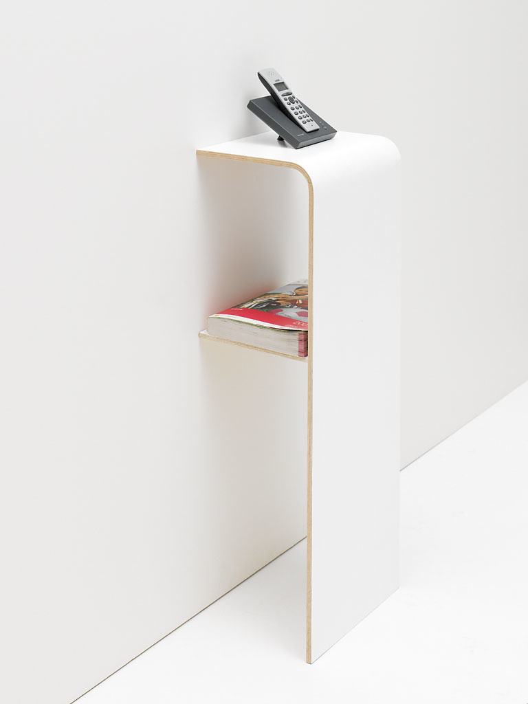 Weißes Tojo Regal mit abgerundeten Kanten, einem Fach, Telefon und Magazin.