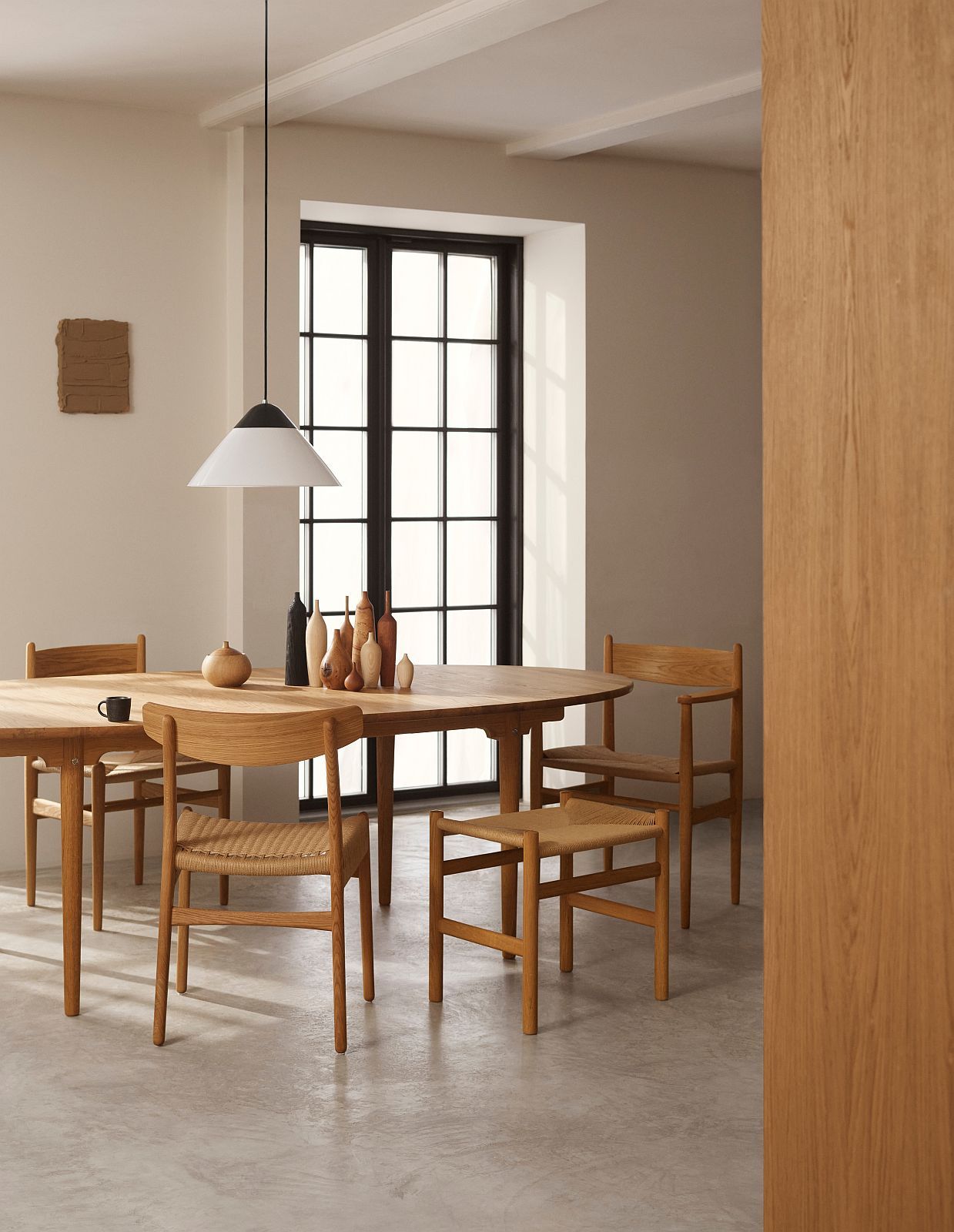 Esszimmer mit Carl Hansen & Søn Opala Pendelleuchte und Holzmöbeln, minimalistisches Design.
