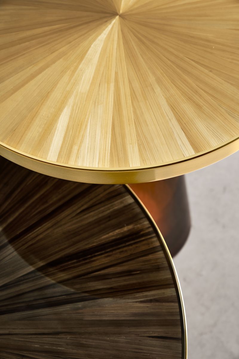 Detailaufnahme von zwei ClassiCon Bell Side Table Tischplatten mit filigraner Strohmarketerie in hellen und dunklen Farbtönen.